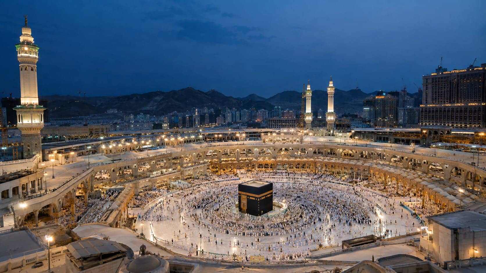 Mavi saatte Mescid-i Haram avlusu ve ortasında Kâbe, yukarıdan geniş görünüm