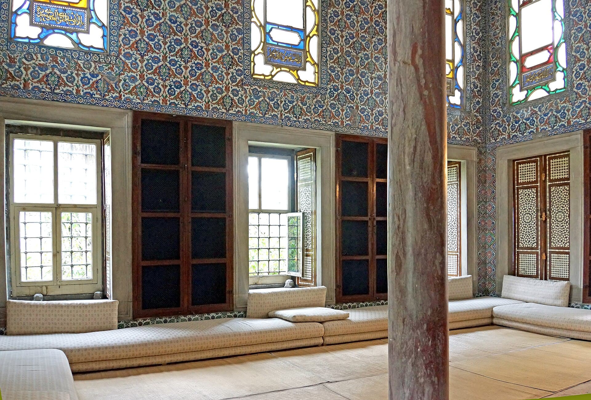Topkapı Sarayı'ndaki Enderûn Kütüphanesi'nin çini kaplı okuma bölümü ve kitap dolapları