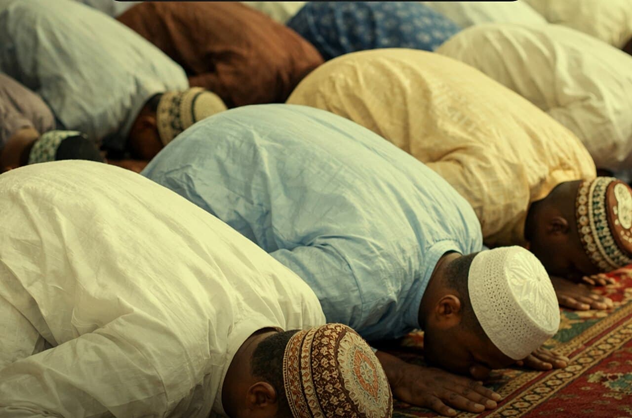Ramazan ayında camide cemaatle namaz kılan topluluk