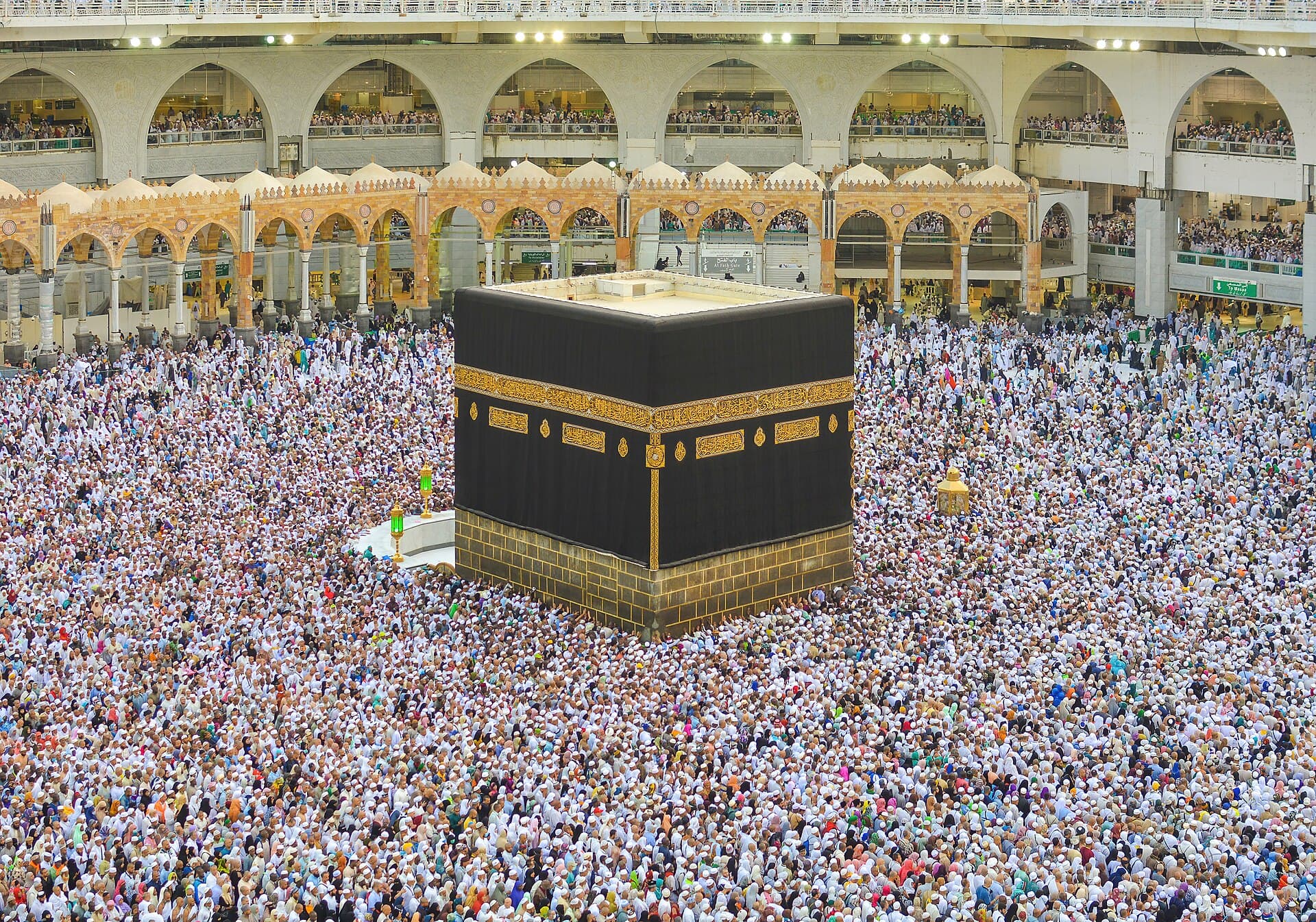 Mescid-i Haram'ın ortasında Kâbe ve çevresinde tavaf eden hacılar