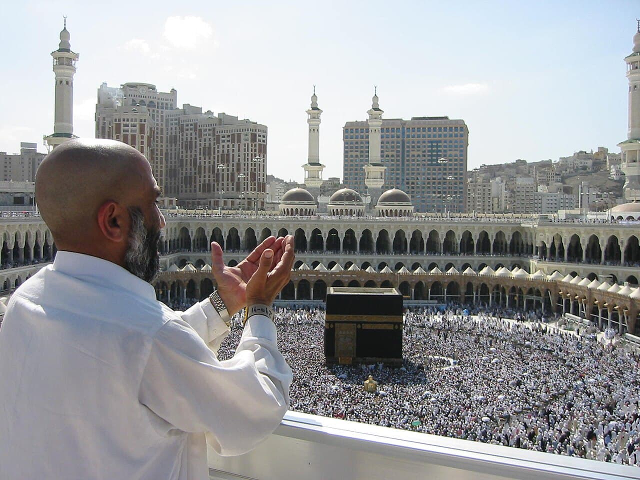 Mescid-i Haram'da Kâbe'ye yönelerek dua eden bir hacı