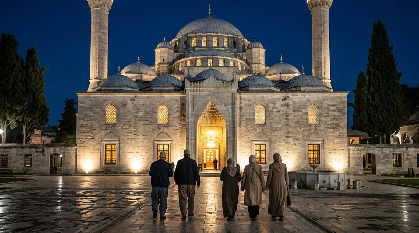 Gece ışıklandırılmış minareleriyle klasik Osmanlı camisi
