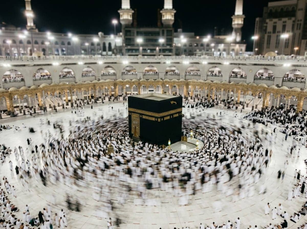 Gece Kâbe çevresinde tavaf eden kalabalık, uzun pozlamayla hareket izi