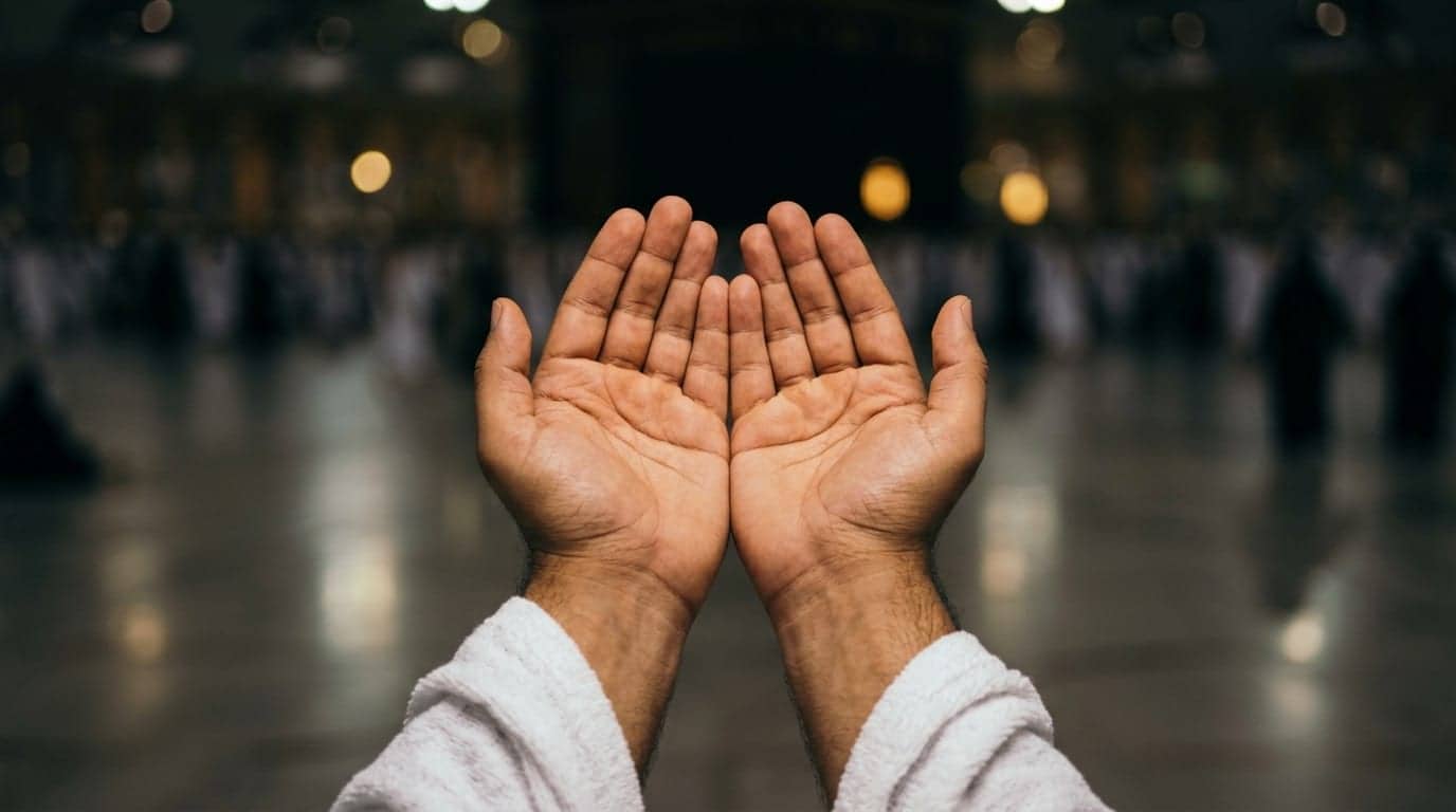 Gece Mescid-i Haram avlusunda dua için açılmış eller