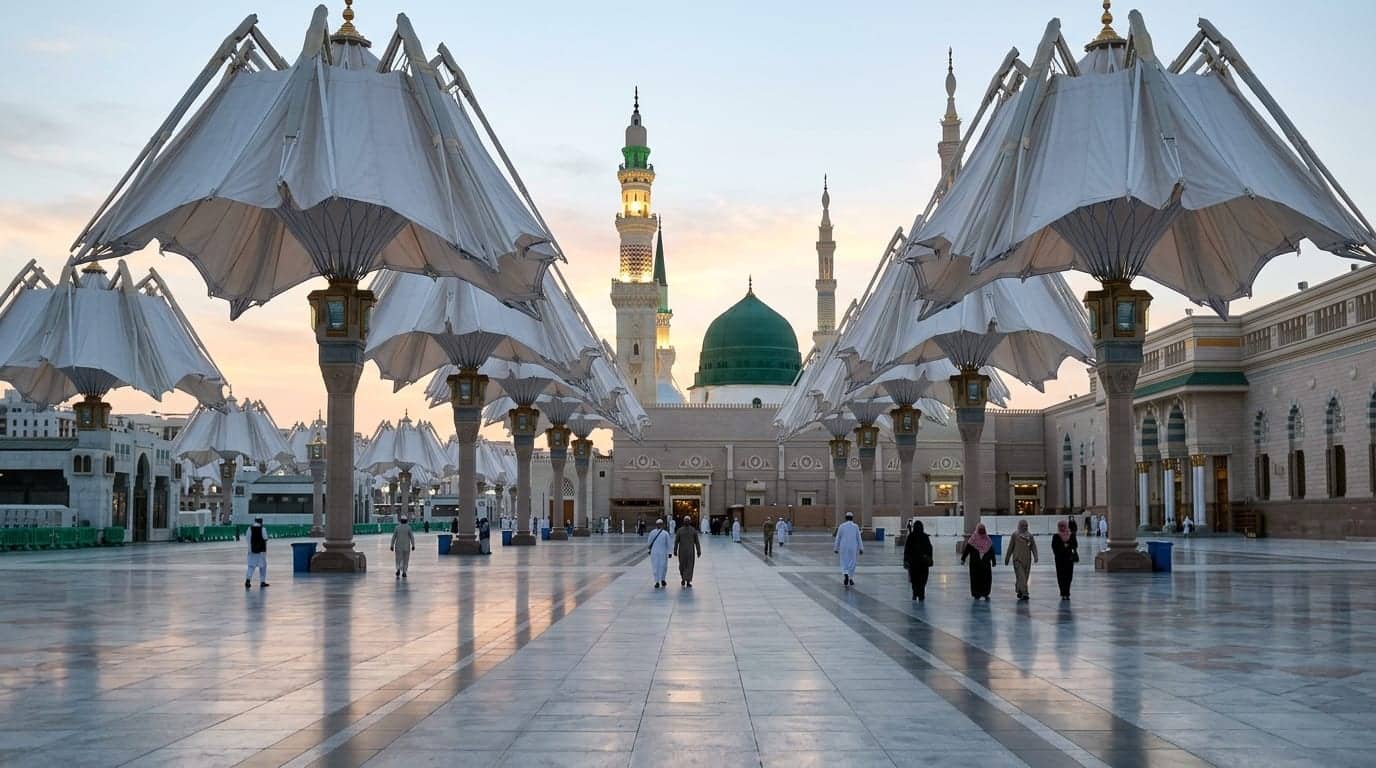 Gün doğumunda Mescid-i Nebevî avlusu ve büyük şemsiyeler