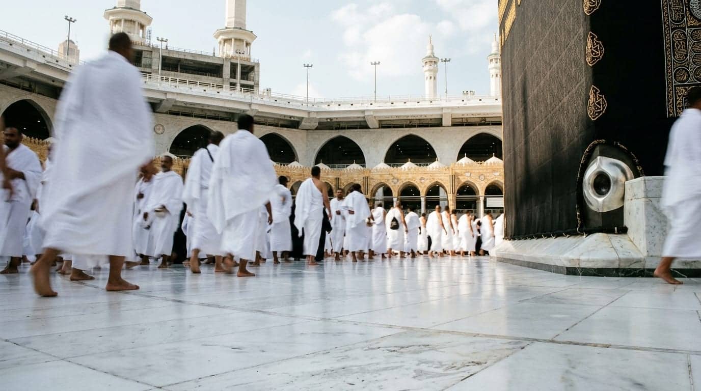 Mataf zemininden tavaf eden kalabalık, hareket bulanıklığı