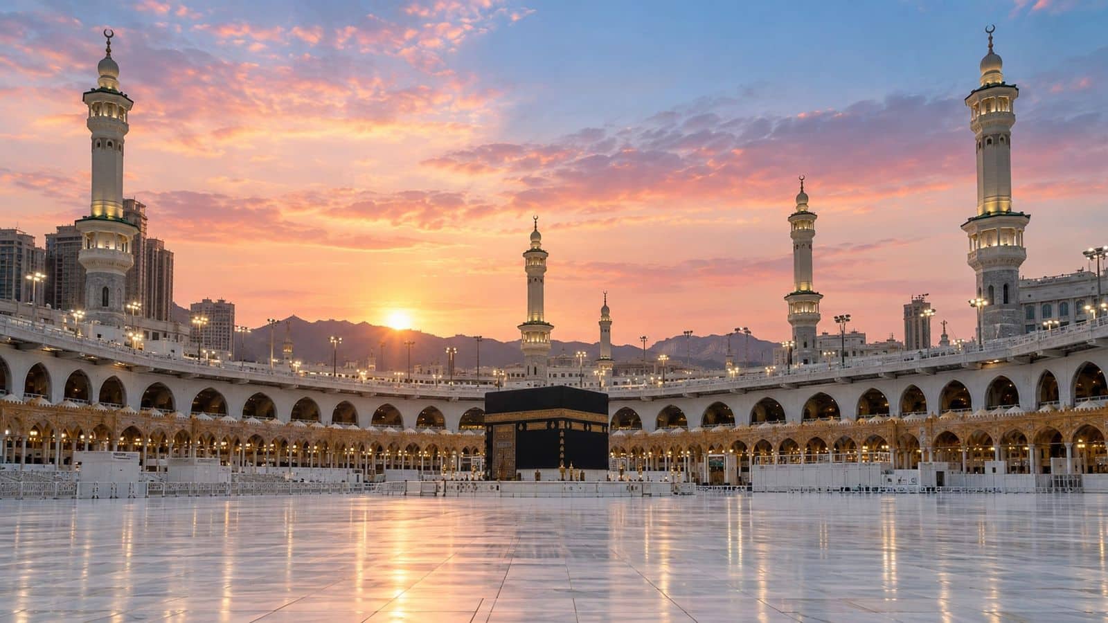 Şafak vakti Mescid-i Haram minareleri ve Kâbe çevresindeki beyaz mermer avlu, uzaktan görünüm