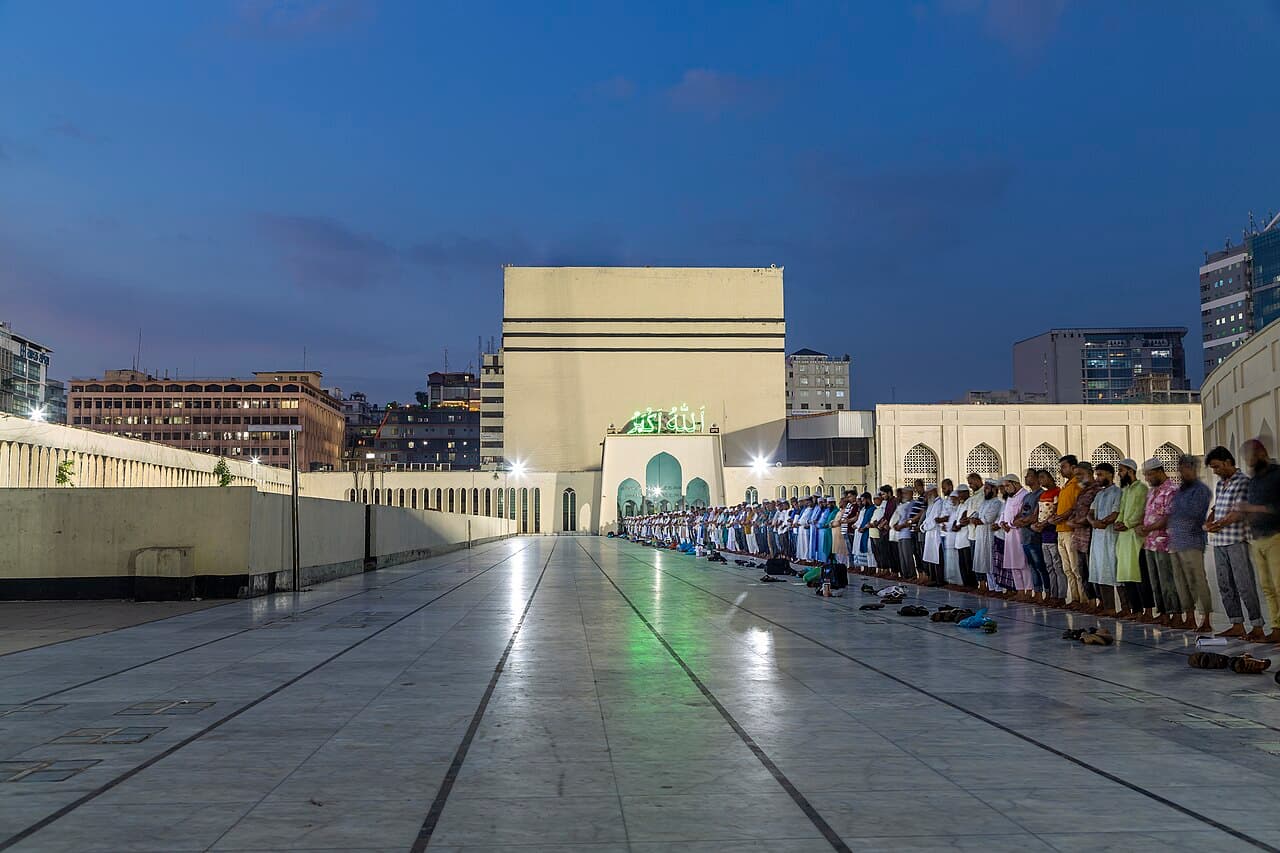 Camide safa durarak cemaatle namaz kılan kişiler