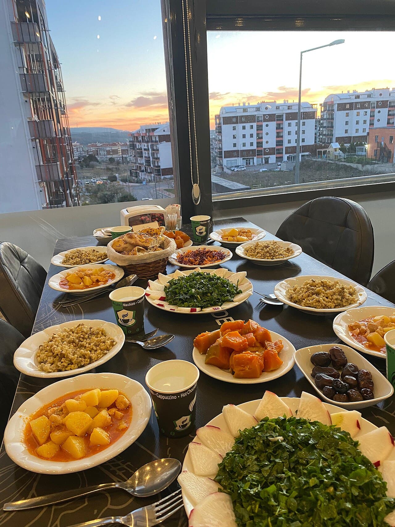 Ramazan ayında hazırlanmış iftar sofrası
