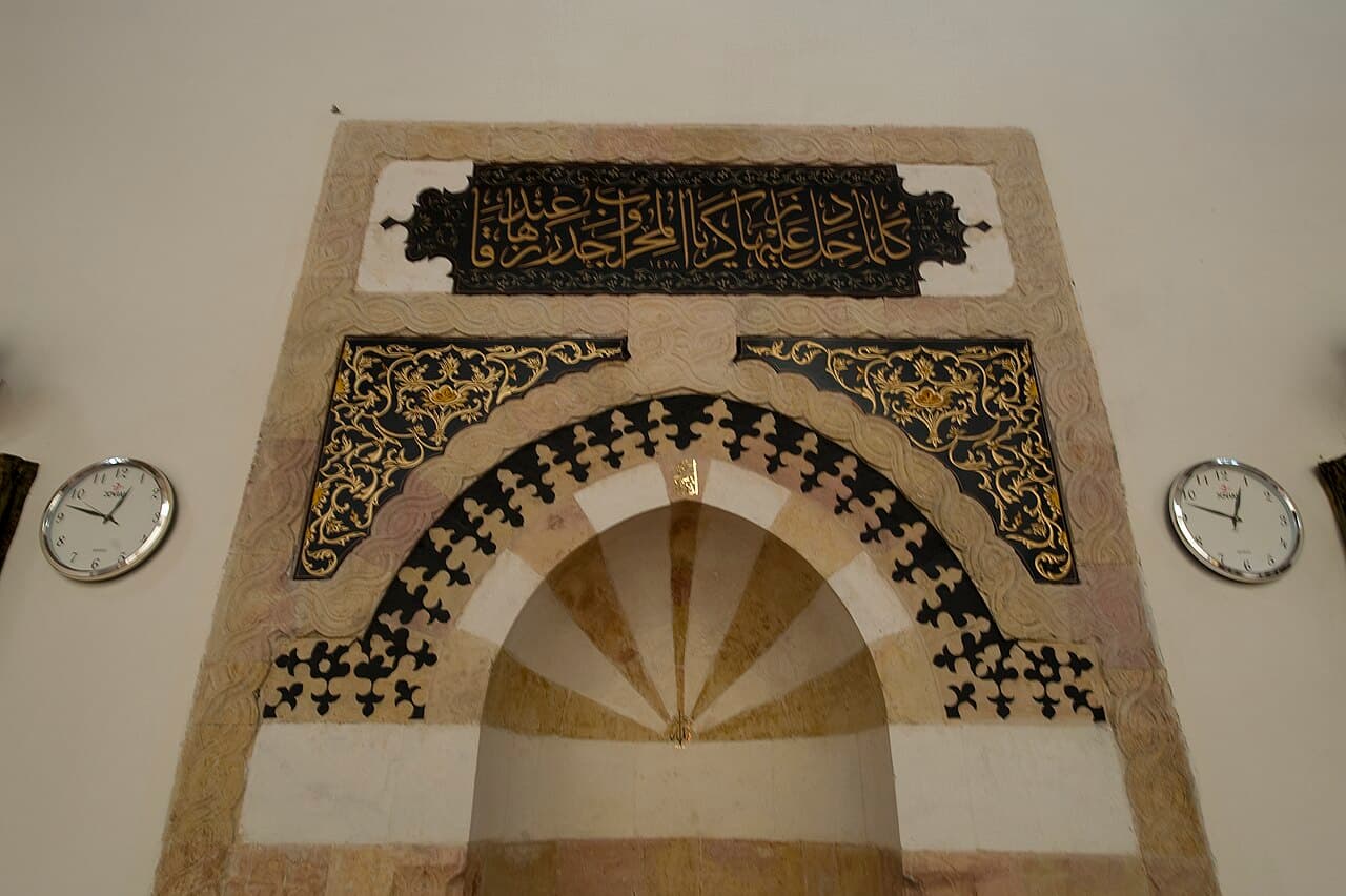 Tarihî bir caminin kubbeli ve kemerli iç mekânı