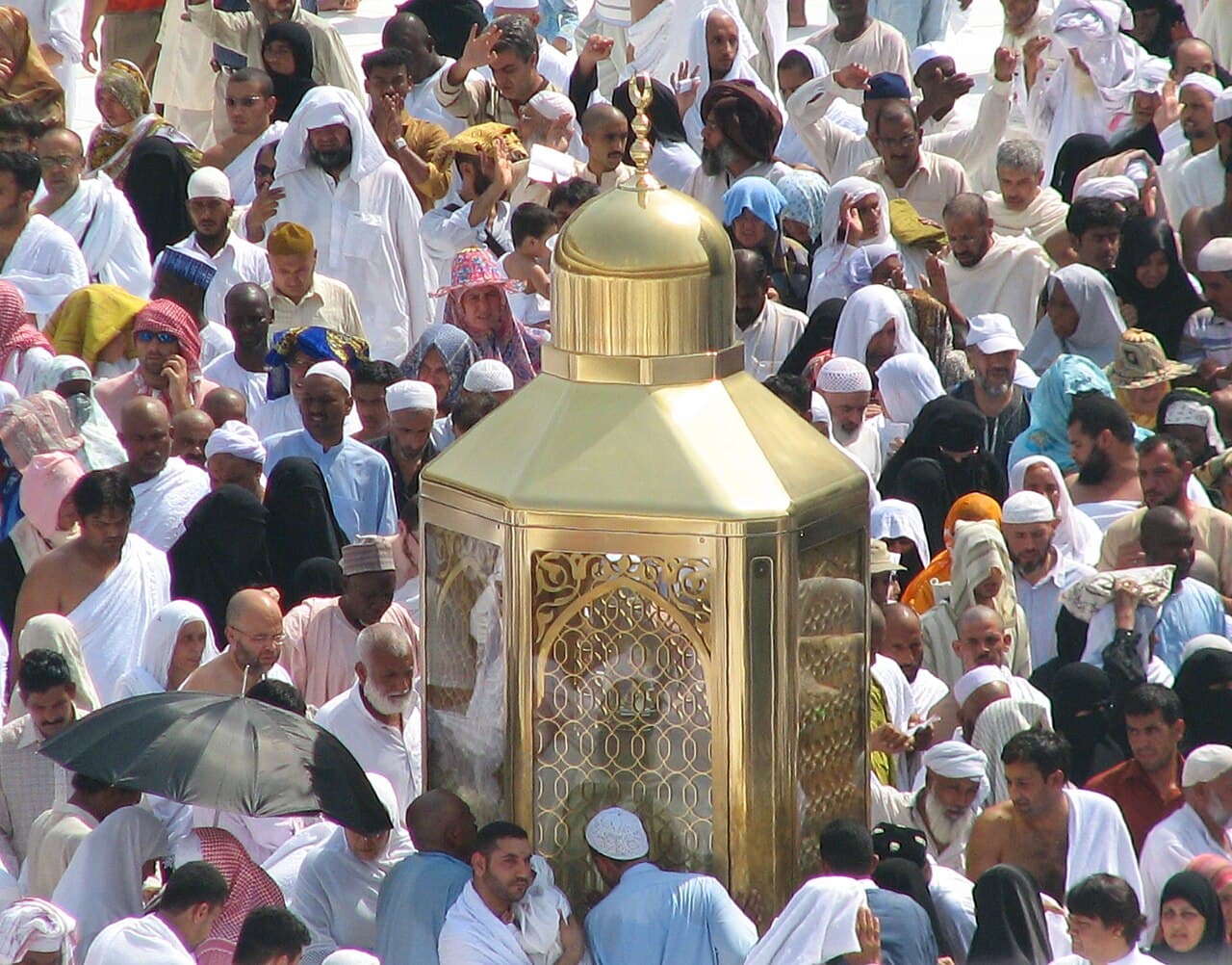 Kâbe'nin yanındaki Makam-ı İbrahim'in cam mahfazası