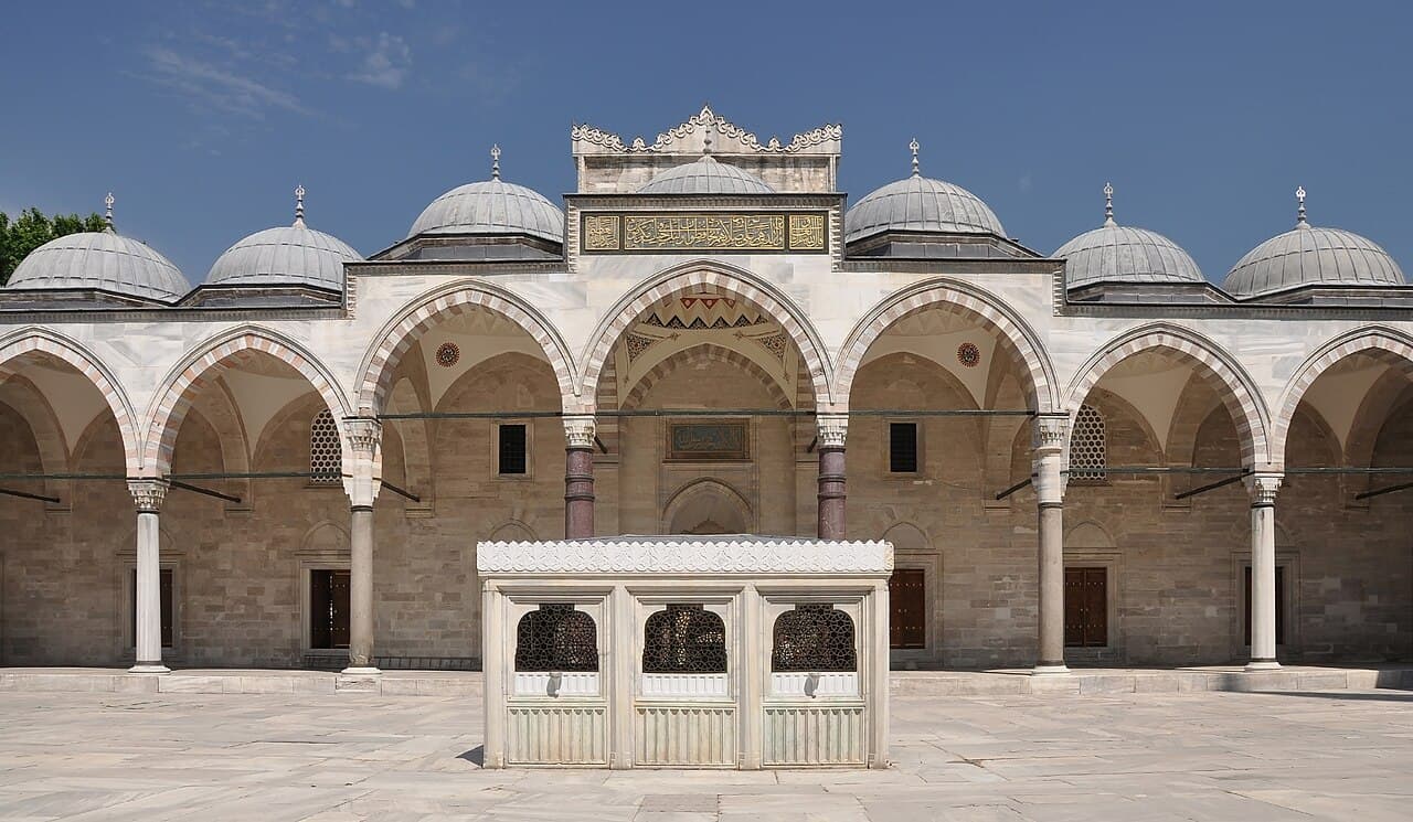 İstanbul'daki Süleymaniye Camii'nin revaklı avlusu